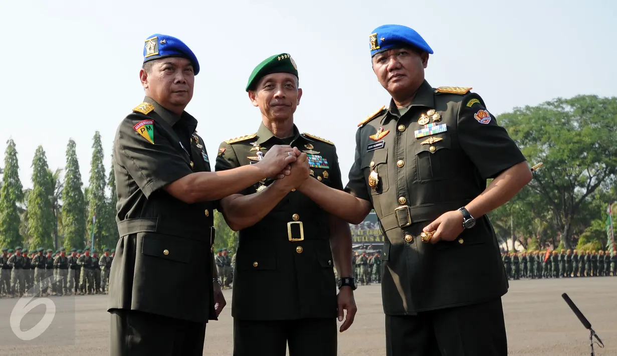 KASAD Jenderal TNI Mulyono (tengah) bersalam komando dengan Danpuspomad, Brigen TNI Dodik Widjanarko (kanan) dan Mayjen TNI Unggul Kawistoro Y di Markas Divif I Kostrad, Cilodong, Jawa Barat, Jumat (31/7/2015). (Liputan6.com/Helmi Fithriansyah)