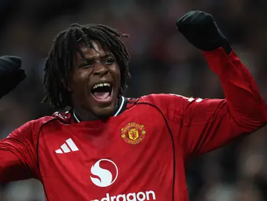 Bek Manchester United asal Denmark, Patrick Dorgu merayakan golnya saat melawan Newcastle United pada lanjutan Liga Primer Inggris di Stadion Old Trafford, pada 26 Desember 2025 waktu setempat atau Sabtu (27/12/2025) dini hari WIB. Bermain di Old Trafford, Sabtu (27/12/2025) dini hari WIB, Manchester United melepas dahaga kemenangan. (Darren Staples/AFP)