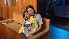 Dalam film adaptasi ini, Beby Tsabina berperan sebagai Karin, ibu dari Gempa yang diperankan oleh artis cilik bernama Jared Ali. Pertama kali berakting sebagai ibu, mantan kekasih Bio One ini ungkap jika prosesnya menyenangkan lewat keterangan unggahan Instagramnya. Berani ambil karakter yang berbeda, banyak penggemar yang menantikan akting Beby di film Scandal Makers. (Liputan6.com/IG@bebytsabina)