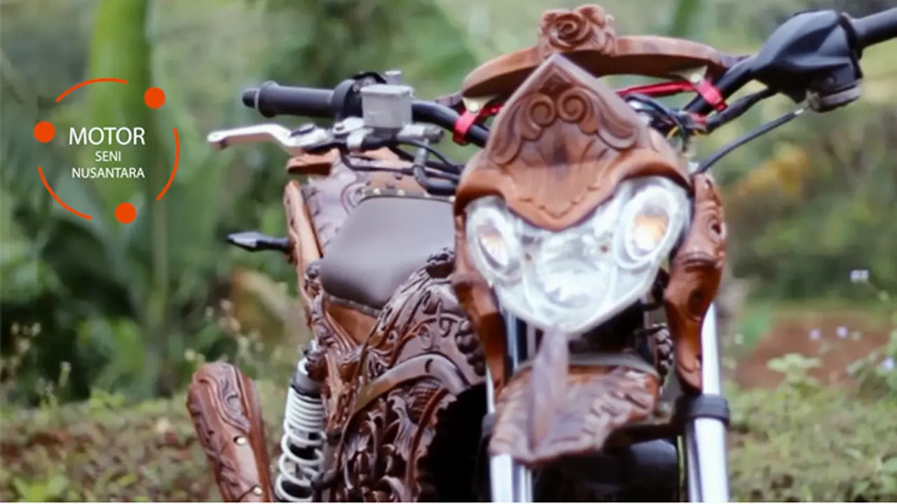Kreatif, Pemuda Desa Memodifikasi Motornya dengan Kayu Jati
