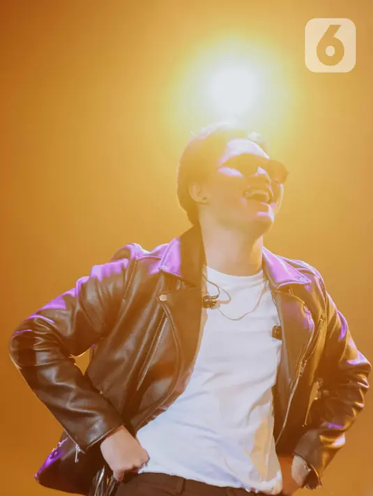 Penyanyi Rizky Febian beraksi pada Jakarta International BNI Java Jazz Festival 2020 di Jakarta, Sabtu (29/2/2020). Ardhito membawakan sejumlah lagu seperti Bila, Bitter Love, dan Fake Optics. (Liputan6.com/Faizal Fanani)
