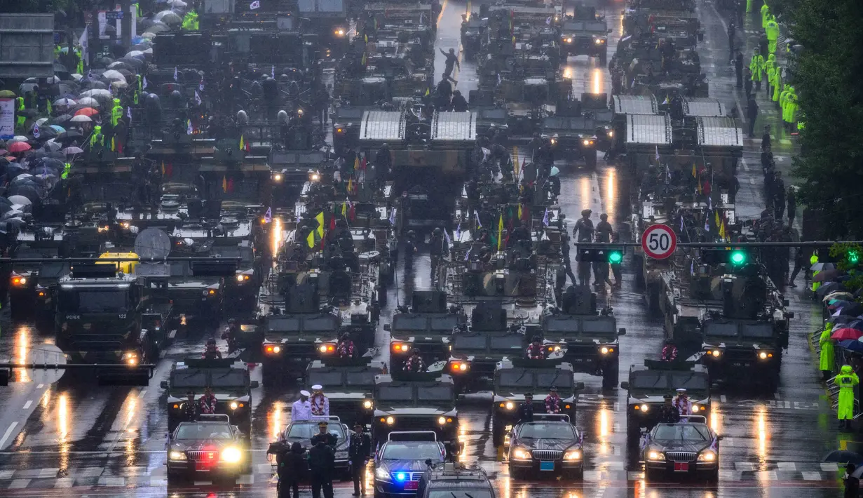 Parade militer ini memamerkan tank, rudal, dan senjata lainnya milik Korea Selatan. (Anthony WALLACE/AFP)