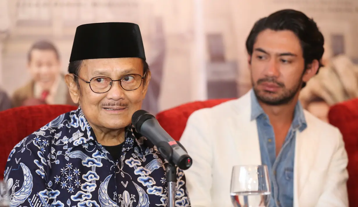 "Terus dia (Hanung Bramantyo) minta waktu untuk datang ke rumah saya. Dia tanya ke saya siapa ini. Saya bilang saya. Dia bilang ada orang namanya Reza, sedang syuting di Istambul. Dari beberapa sudut menurut Hanung dia mirip saya," ujar Habibie. 