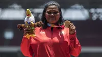 Atlet tolak peluru Indonesia, Suparniyati, tampak gembira usai meraih medali emas Asian Para Games 2018 di SUGBK, Jakarta, Senin (8/10/2018). (Bola.com/Vitalis Yogi Trisna)