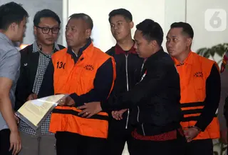 KPK juga menyita sejumlah barang bukti. Barang bukti tersebut di antaranya beberapa dokumen, Barang Bukti Elektronik (BBE), beberapa pasang sepatu, serta uang tunai sebesar Rp 335,4 juta. Tampak dalam foto, Bupati Tulungagung, Gatut Sunu Wibowo (ketiga kiri) dibawa petugas menuju mobil tahahan usai menjalani pemeriksaan intensif di Gedung Merah Putih Komisi Pemberantasan Korupsi (KPK), Jakarta, Minggu (12/4/2026) dini hari WIB. (Liputan6.com/Helmi Fitrhiansyah)