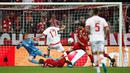 Pemain Benfica, Jonas, berusaha mencetak gol ke gawang Bayern Munchen pada leg pertama babak perempat final Liga Champions, di Allianz Arena, Munchen, Rabu (6/4/2016) dini hari WIB. (AFP/Odd Andersen)