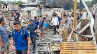 Selain Mainan untuk Anak, Gibran Serahkan Bantuan Siap Pakai Bagi Korban Kebakaran Gempol Kemayoran