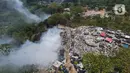 Foto udara memperlihatkan asap kebakaran menyelimuti Tempat Pembuangan Sampah (TPS) Limo, Cinere, Depok, Jawa Barat, Senin (23/10/2023). (Liputan6.com/Herman Zakharia)