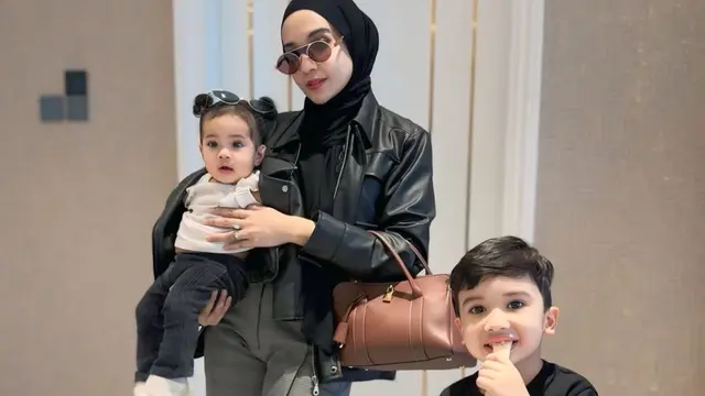 OOTD Serba Hitam Zaskia Sungkar Bersama Anak, Gaya Hijabnya Curi Perhatian Publi