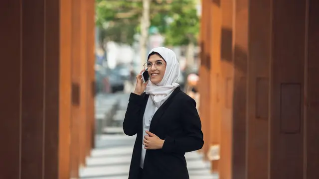 Ilustrasi Memadukan Blazer dengan Celana Kain