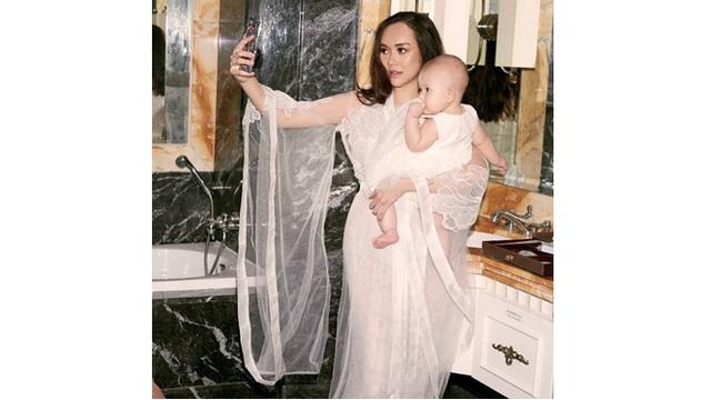 6 Potret Tumbuh Kembang Arabella Anak Aura Kasih dari Lahir Hingga Genap Setahun