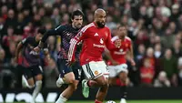 Gelandang Manchester United , Bryan Mbeumo (depan), berlari membawa bola dalam pertandingan Liga Inggris melawan Tottenham Hotspur di Stadion Old Trafford, Manchester, Sabtu (10/10/2026). (Paul Ellis/AFP)