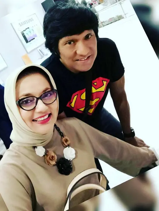 "Pantang menyerah mempertahankan rumah tangga, bismillah... hanya maut yang memisahkan bukan manusia. Thank you so much dear @indosiarid Indosiar, mba Maria, mba Ade @adesilebahhitam sukses selalu..." Tulisnya pada 29 September. (Instagram/marissahaque)