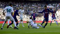 Lionel Messi menciptakan kemelut di pertahanan Real Madrid (JAVIER SORIANO / AFP)