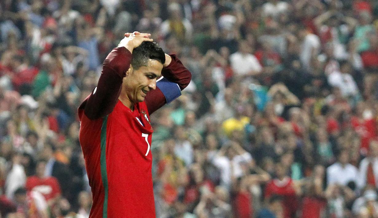 Striker Portugal, Cristiano Ronaldo, memegang kepalanya usai gagal membobol gawang Swiss pada laga kualifikasi Piala Dunia 2018 di Stadion Luz, Selasa (10/10/2017). Portugal menang 2-0 atas Swiss.(AP/Armando Franca)