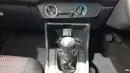 Panel pengontrol AC masih mengandalkan knob putar model kompor dengan pengaturan buka tutup ventilasi. Di depan tuas transmisi tersedia dua buah cup holder dan colokan 12V untuk mengisi daya gadget.