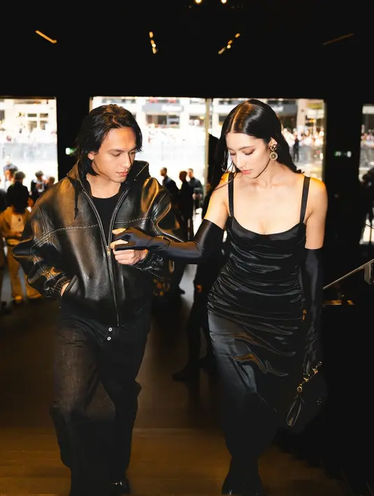 Dalam foto yang diabadikan di venue, Jefri tampil maskulin dengan jaket kulit oversized bernuansa biker klasik.Potongan tebal dengan aksen stitch besar memberi kesan bold yang tak berlebihan. [@jefrinichol].