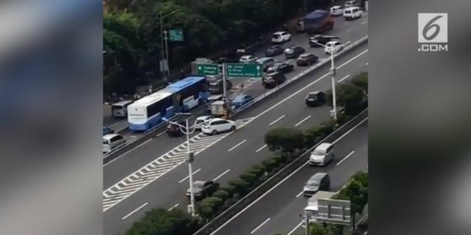 VIDEO: Viral, Mobil Ramai-Ramai Jalan Mundur di Pintu Tol