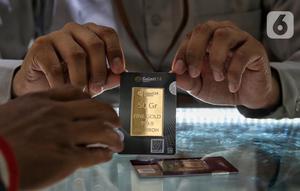 Karyawan melayani calon pembeli emas di Galeri 24 Pegadaian, Jakarta, Rabu (14/5/2025). (Liputan6.com/Angga Yuniar)