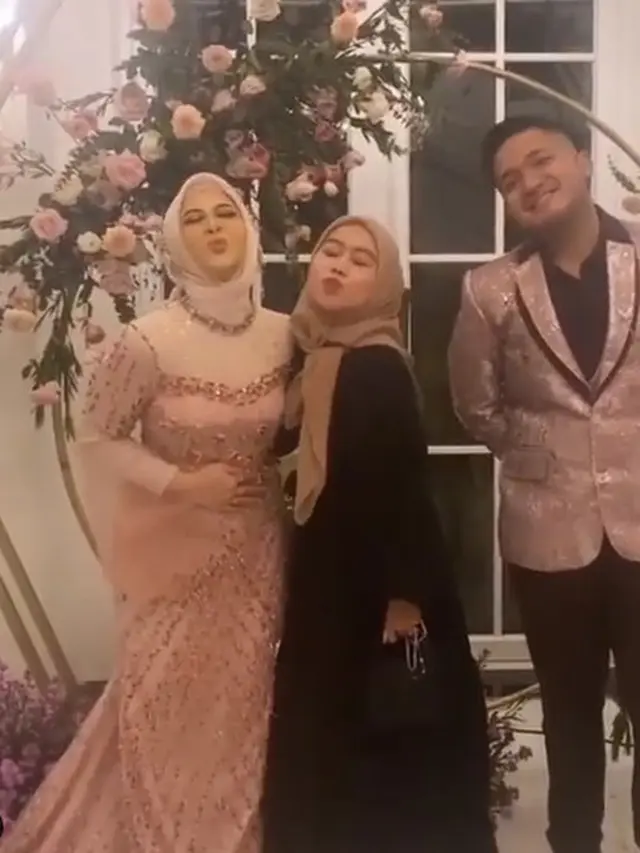 8 Momen Resepsi Pernikahan Kesha Ratuliu dan Adhi Permana, Penuh Suka Cita