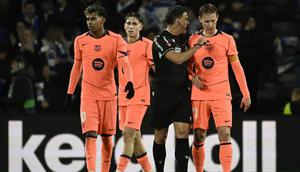 Wasit asal Spanyol, Jesus Gil, berbicara dengan gelandang Barcelona bernomor punggung 21, Frenkie De Jong (kanan), di samping penyerang Barcelona bernomor punggung 10, Lamine Yamal (kiri), dan gelandang Barcelona bernomor punggung 16, Fermin Lopez, selama pertandingan Liga Spanyol antara Real Sociedad dan FC Barcelona di Stadion Anoeta di San Sebastian, Senin (19-1-2026) dini hari WIB. (ANDER GILLENEA/AFP)