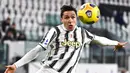 Gelandang Juventus, Federico Chiesa, mengontrol bola saat melawan Udinese pada laga Liga Italia di Stadion Allianz, Turin, Minggu (3/1/2021). Juventus menang dengan skor 4-1. (Marco Alpozzi/LaPresse via AP)