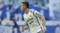 Pemain Persib Bandung, Rezaldi Hehanusa saat melawan RANS Nusantara FC pada laga pekan ke-25 BRI Liga 1 2022/2023 di Stadion Pakansari, Bogor, Minggu (19/2/2023). (Bola.com/M Iqbal Ichsan)