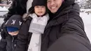 Keluarga Chelsea Olivia dan Glenn Alinskie menghabiskan waktu libur Natal dan tahun baru di Jepang. Mereka pun menikmati salju yang ada di sana, maka tak heran jika mereka mengenakan jaket tebal. [@chelseaoliviaa]