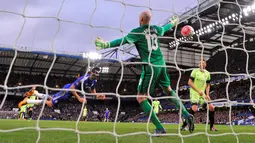 Striker Chelsea, Diego Costa, menyundul bola yang berbuah gol ke gawang Manchester City dalam laga putaran kelima Piala FA di Stadion Stamford Bridge, London, Minggu (21/2/2016) malam WIB. (AFP/Glyn Kirk)