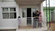 Warga berada di balkon contoh unit rumah DP 0 rupiah di kawasan Klapa Village, Duren Sawit, Jakarta Timur, Senin (22/1). Hunian tersebut akan dibangun dengan dua tipe, yakni tipe 21 dan tipe 36. (Liputan6.com/Arya Manggala)