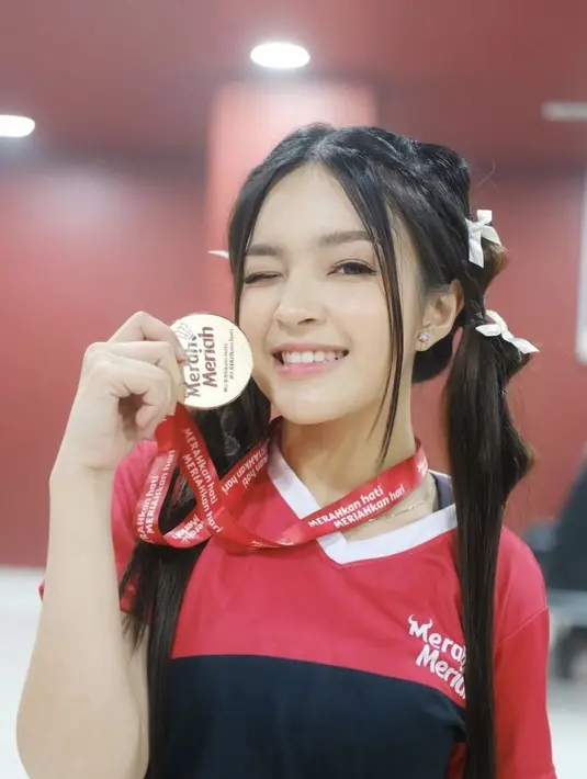 Eca menambahkan tiga pita pada kedua sisi kuncirannya membuat gaya rambutnya semakin menarik. Dengan menyisakan poni belah dua membingkai wajah. [@elsaajapasal]