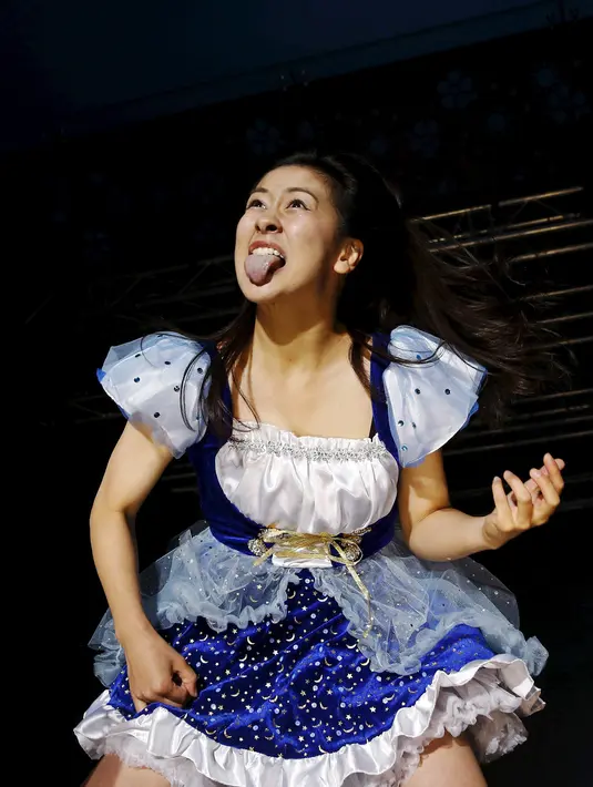 Nanami 'Seven Seas' Nagura dari Jepang menjulurkan lidah saat tampil dalam Air Guitar World Championships (Kejuaraan Dunia Gitar Angin) di Oulu, Finlandia, (24/8). (AFP Photo/Lehtikuva/Eeva Riihelä)