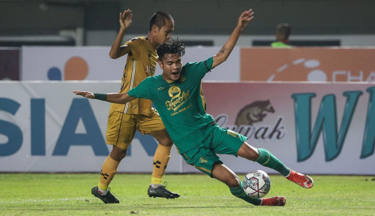 Persebaya Surabaya malah jadi tim yang unggul dulu lewat gol di menit ke-64. Lewat serangan balik, Brylian Aldama mendribel bola dalam keadaan minim tim lawan di pertahanan. (Bola.com/Bagaskara Lazuardi)