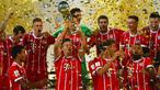 Para pemain Bayern Munchen merayakan gelar Piala Super Jerman usai mengalahkan Dortmund di Stadion Signal Iduna Park, Dortmund, Sabtu (5/8/2017). Bayern Munchen menang adu penalti 5-4 atas Dortmund. (AFP/Patrik Stollarz)