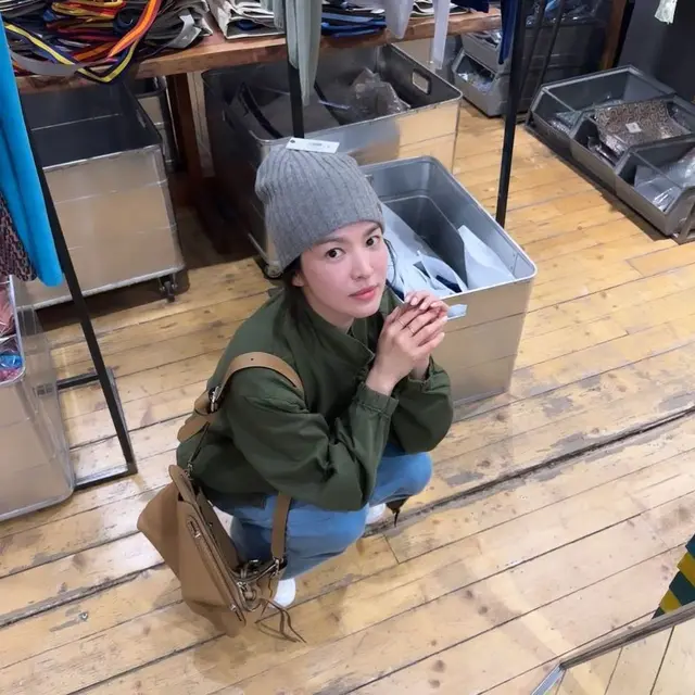 Gaya Slengekan Song Hye Kyo Sebelum Tampil Bak Wanita Karier di Milan Fashion Week, Tenteng Tas Rp43juta Sambil Jongkok di Toko