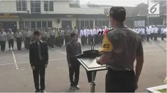 Korban begal di Bekasi mendapatkan penghargaan dari Polrestro Bekasi.