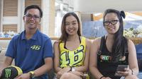 Sejumlah fans pebalap MotoGP, Valentino Rossi, gagal bertemu sang idola di Bali. (Bola.com/Vitalis Yogi Trisna)