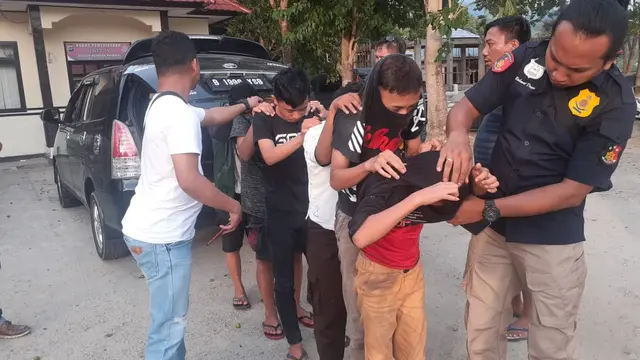 Kepolisian Resor Bone Bolango kembali menangkap enam terduga pelaku panah wayer yang masih berstatus pelajar, Kamis (5/12/2019). (Foto: Liputan6.com/Arfandi Ibrahim)