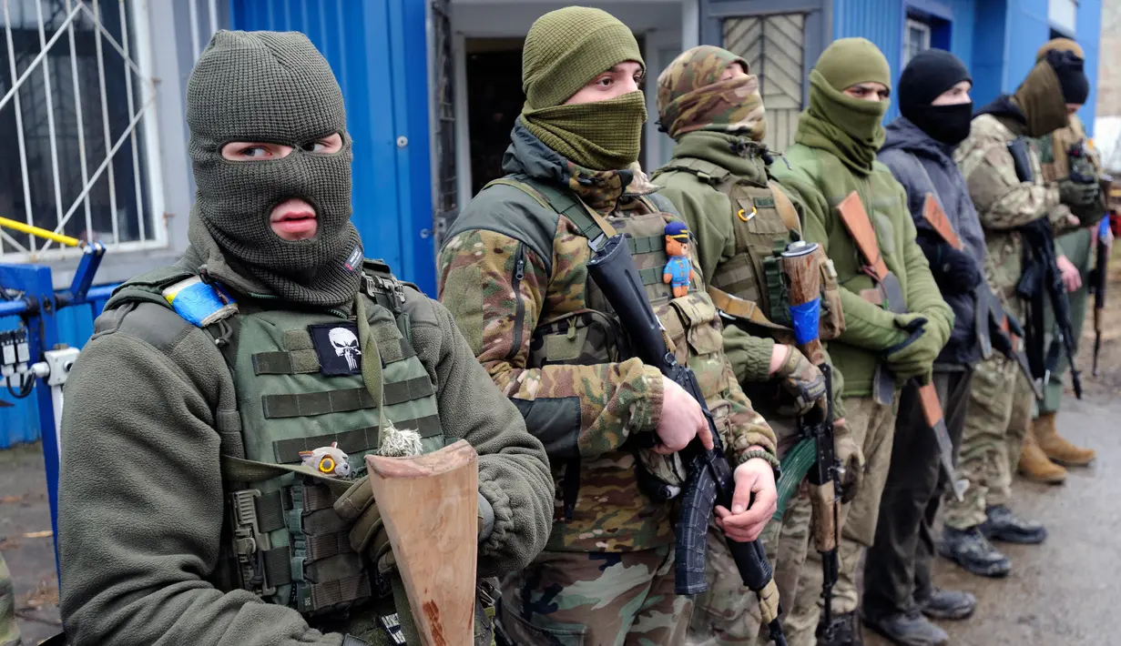 Warga sipil yang mengenakan penutup kepala membawa senjata saat mengikuti sesi pelatihan militer oleh Right Sector dekat Lviv, Ukraina, 24 Februari 2023. (AP Photo/Mykola Tys)