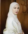 Setelah cukup lama vakum di dunia perfilman,&nbsp;Laudya Cynthia Bella kembali tampil memesona saat hadir di Gala Premier Film Buya Hamka. Credit: Instagram @armanfebryan