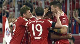 Para pemain Bayern Munchen merayakan gol  Corentin Tolisso saat melawan Laverkusen pada laga Bundesliga di Allianz Arena, Munich,  (18/8/2017). Bayern menang 3-1. (Andreas Gebert/dpa via AP)
