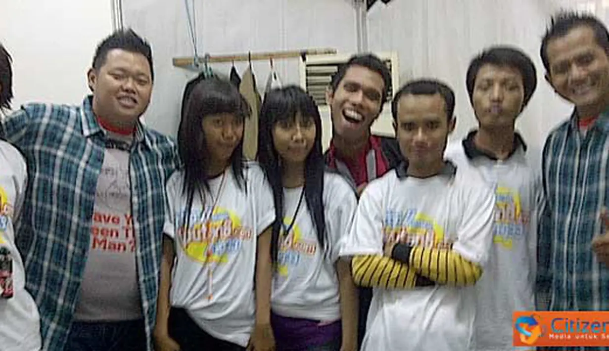 Citizen6, Sidoarjo: Pemenang pengirim berita ke Media untuk Semua Citizen6 berfoto bersama pembawa acara karnaval musik SCTV. (Pengirim: Edowardo)