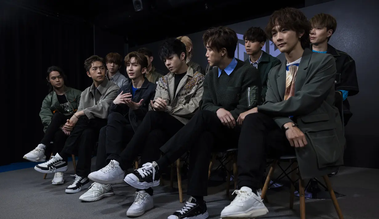 12 member Mirror - Frankie Chan, Alton Wong, Lokman Yeung, Stanley Yau, Anson Kong, Jer Lau, Anson Lo, Jeremy Lee, Edan Lui, Keung To, Tiger Yau, dan Chan - memiliki rentang usia 20-an hingga awal 30-an.  (AP Photo/Louise Delmotte)