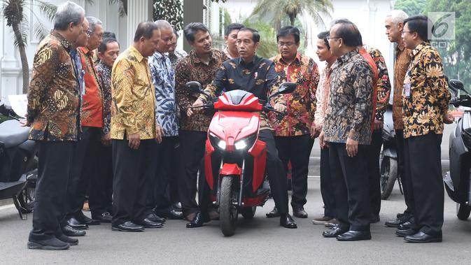 Presiden Joko Widodo (Jokowi) menjajal sepeda motor listrik Gesits di Istana Merdeka, Jakarta, Rabu (7/11). Uji dilakukan usai bertemu dengan seluruh pihak terkait didampingi Menristekdikti M. Nasir di istana. (Liputan6.com/Angga Yuniar)