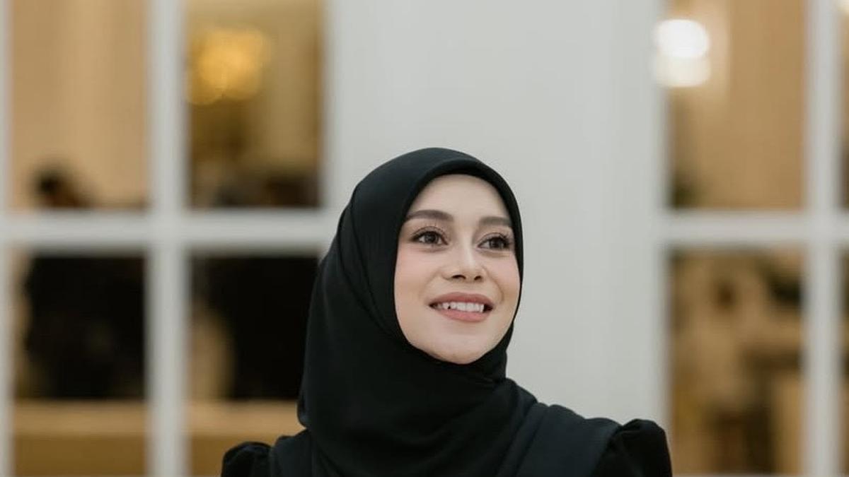 6 Gaya Stunning Lesti Kejora Dibalut Dress Hitam Tampilan Baby Bump di Kehamilan Trimester 3 saat Rayakan Ulang Tahun Putra Pertamanya