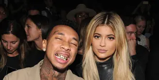 Kabar hangat yang sedang diperbincangkan publik datang dari pasangan rapper Tyga dan Kylie Jenner. Bagaimana tidak, pasangan romantis ini ternyata sepakat mengakhiri hubungannya. (AFP/Bintang.com)