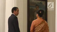 Presiden Joko Widodo bersama Ibu Negara Iriana Jokowi usai menerima surat-surat kepercayaan 13 Duta Besar Luar Biasa dan Bekuasa Penuh (LBBP) negara sahabat untuk Indonesia di Istana Merdeka, Jakarta, Kamis (8/11). (Liputan6.com/Angga Yuniar)