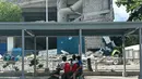 Orang-orang melihat bangunan yang runtuh akibat gempa bumi di kota General Santos, Filipina, Senin 8 Juni 2026. (AP Photo)