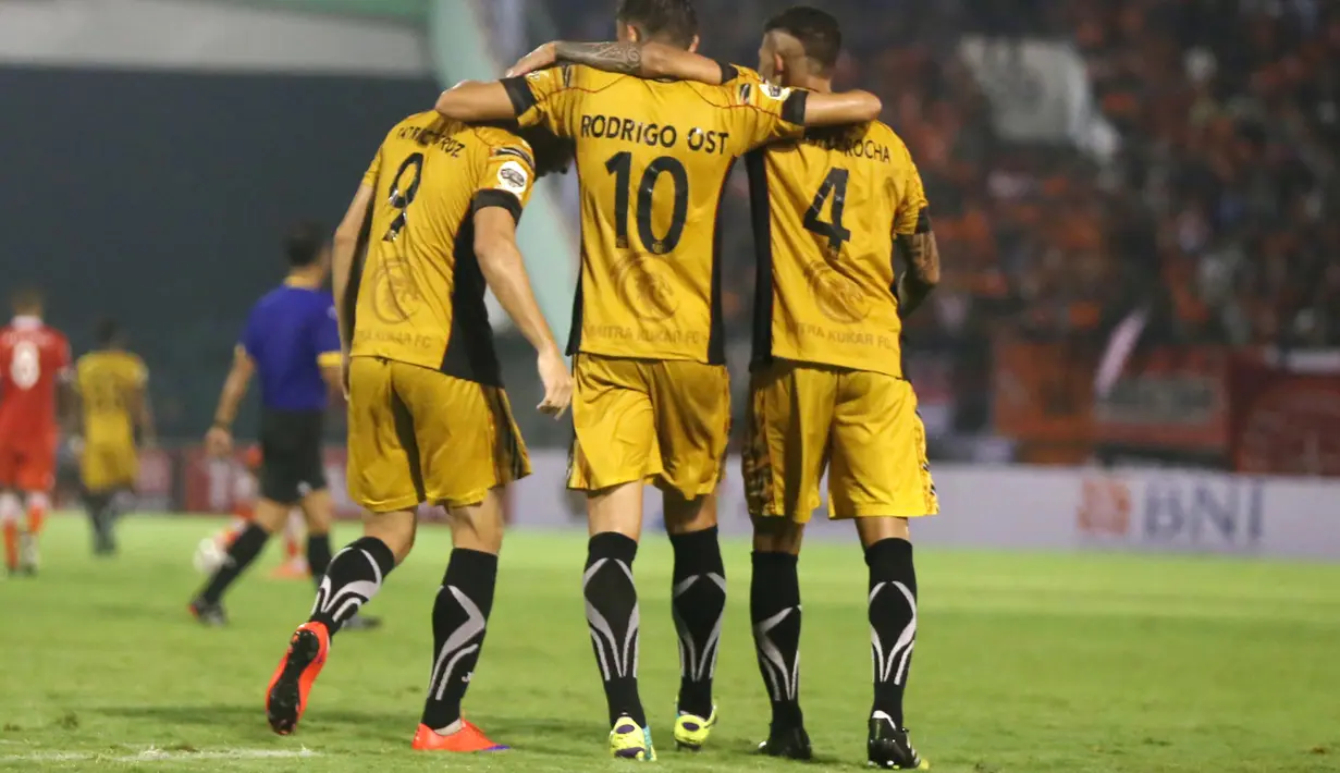 Pemain Mitra Kukar asal Brasil, (dari kiri) Patrick Cruz, Rodrigo Do Santos, Artur saat merayakan gol di Stadion Manahan, Solo, Sabtu (12/12/2015). (Bola.com/Nicklas Hanoatubun)