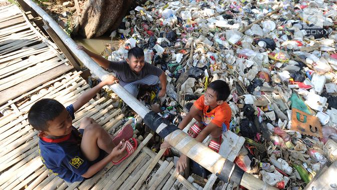 Anak-anak bermain di Sungai Kalibaru di Kampung Bambu Kuning, Bojong Baru, Bogor (12/9). Sungai yang merupakan anak Sungai Ciliwung ini letaknya hanya berjarak 3 km dari ibukota Kabupaten Bogor , Cibinong. (Merdeka.com/Arie Basuki)